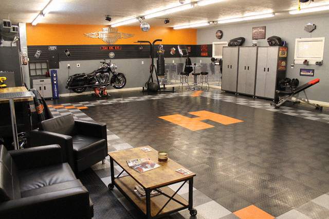 Deluxe indoor garage