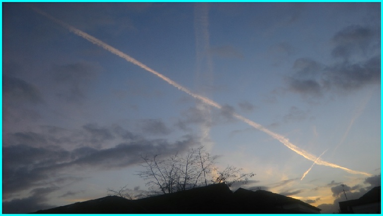 Picture of contrail at dusk
